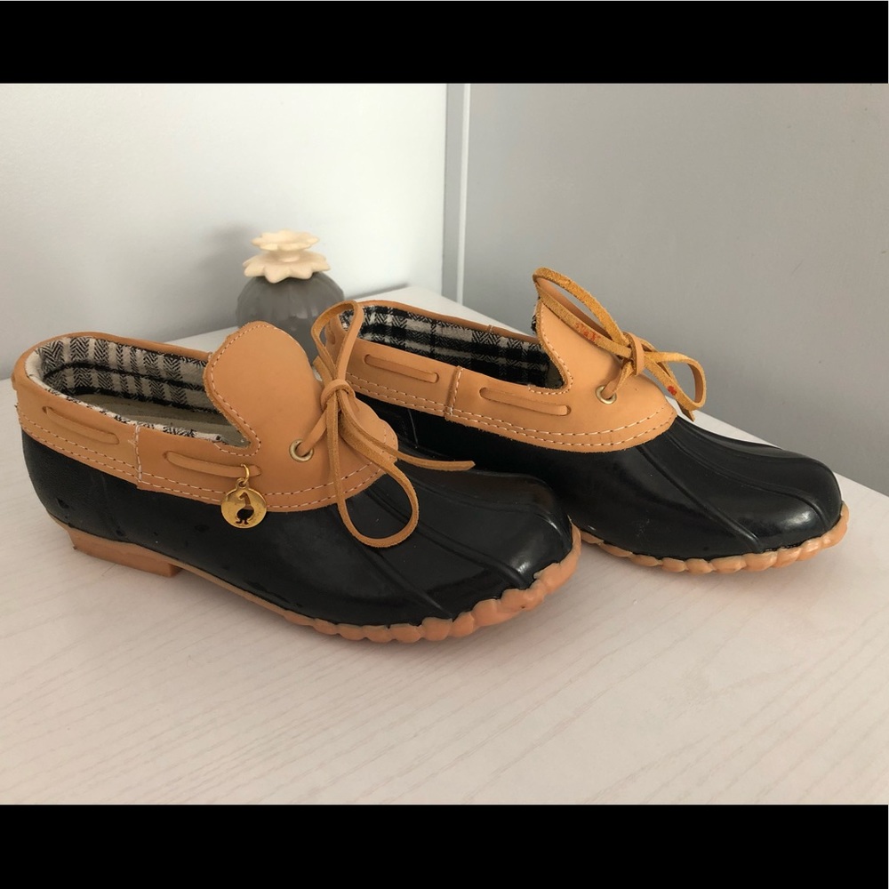 Women’s low rise duck shoes size 6